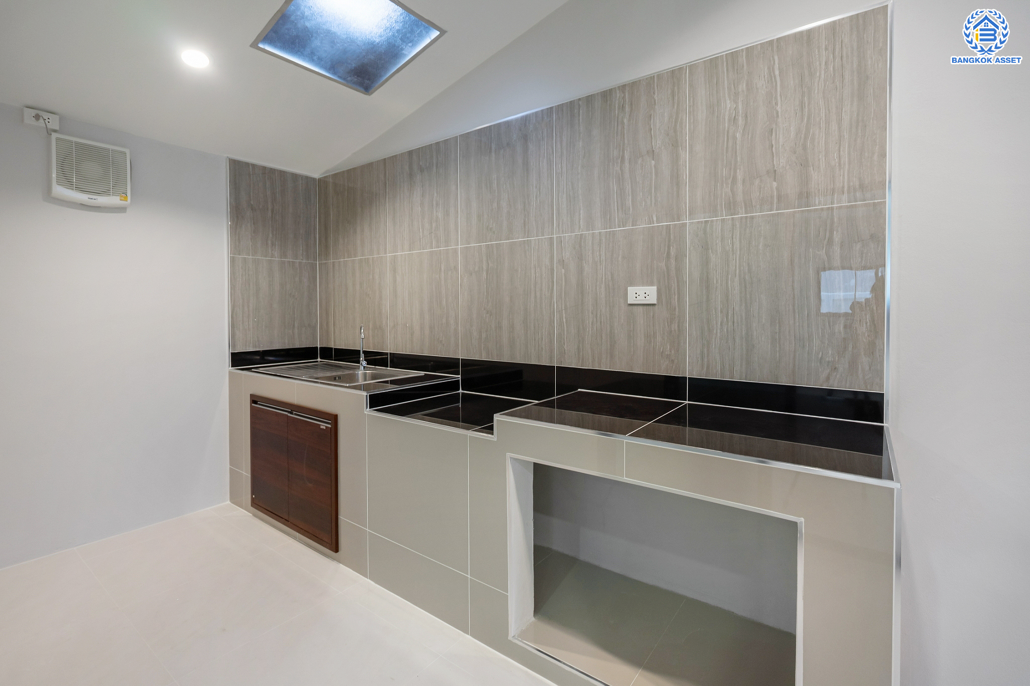 บ้านมือสองตกแต่งใหม่ ม.บูรพา12 ดอนเมือง บ้านเดี่ยว เนื้อที่ 50 ตร.ว. ฟังก์ชัน 4 ห้องนอน 2 ห้องน้ำ จอดรถได้ 2 คัน บนทำเลดีที่สุด ใกล้สนามบินดอนเมือง ทางด่วน "ศรีสมาน" และรถไฟฟ้าสายสีแดง "สถานีดอนเมือง"